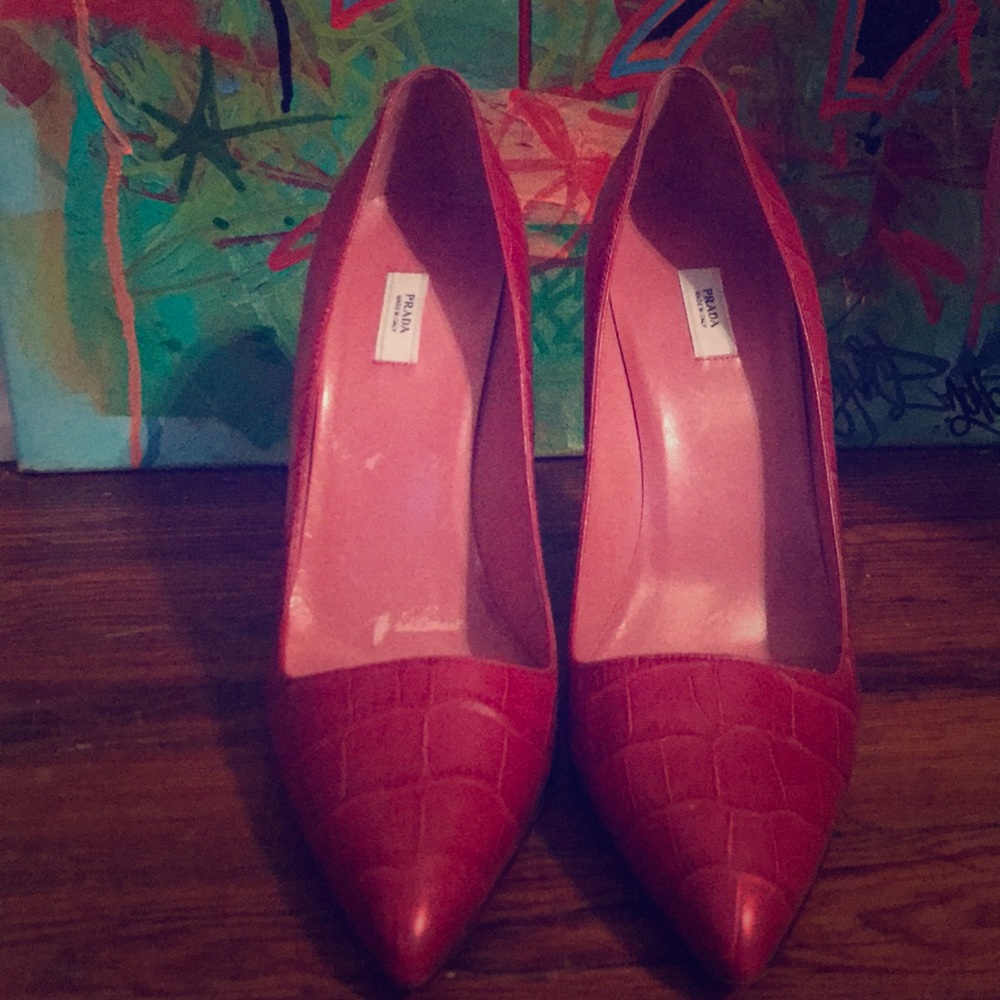 New w/box Size 39 Prada pink alligator heels